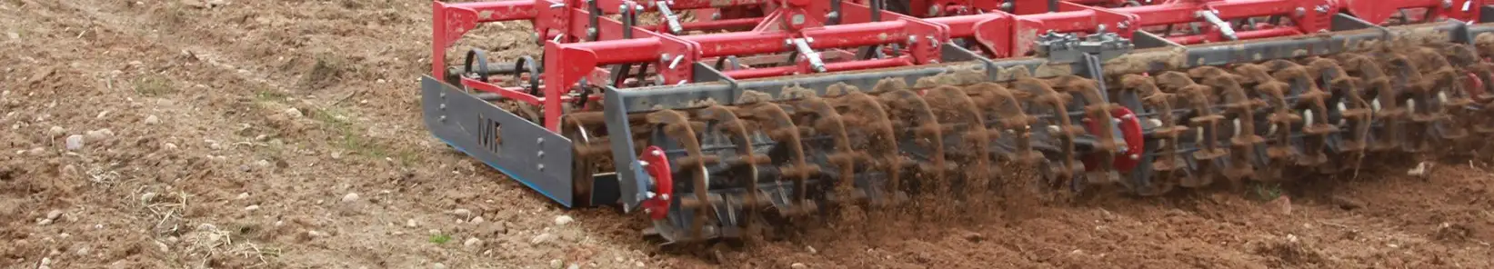 Czerwony kultywator firmy Metal-Fach podczas pracy